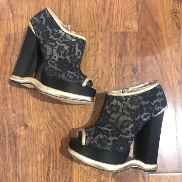 Dolce and Gabbana lace wedge heel - Picture 1 of 9